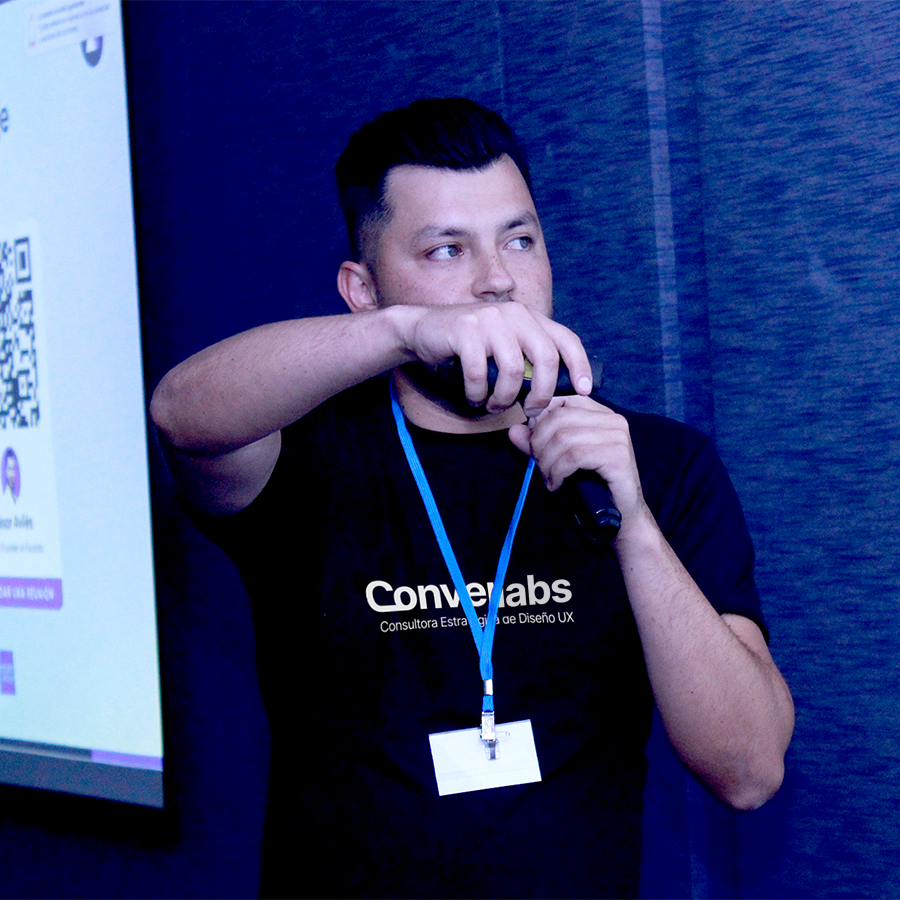 Cesar Avilés Persona en una conferencia